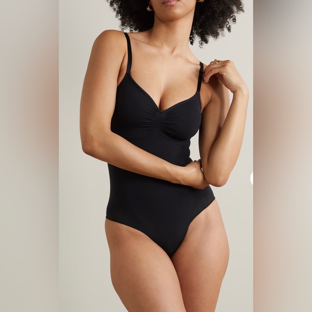 NWOT-SKIMS Seamless Sculpting shape Wear
